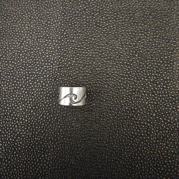 NEW STERLING SILVER BAND RING ENGRAVED WITH BLACK OCEAN WAVE LINES -WOMEN SIZE 4 - Picture 4 of 11
